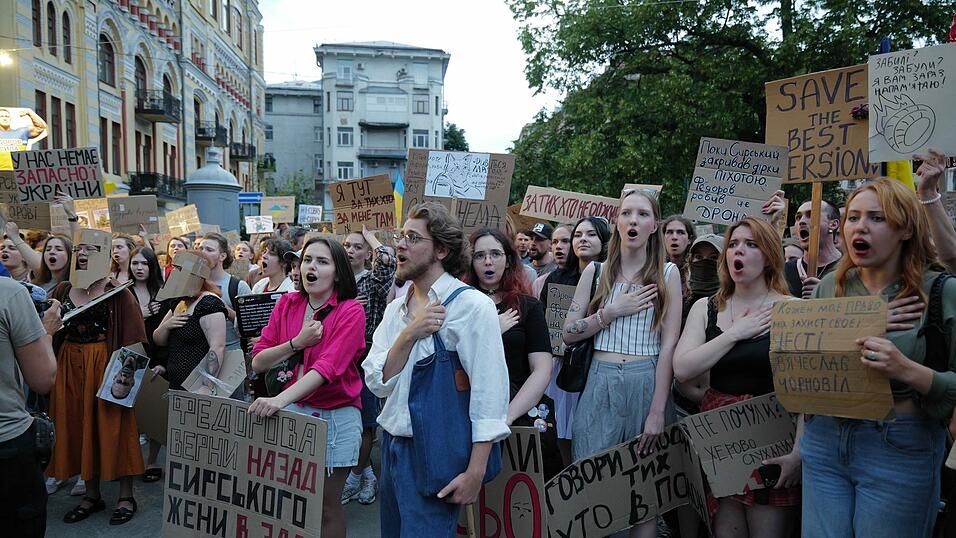 Tausende Demonstranten stimmen auf dem Platz vor dem Schauspieltheater &bdquo;Iwan Franko&ldquo; die Nationalhymne an.