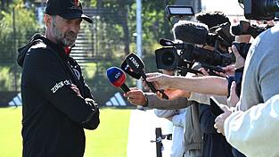 Jürgen Klopp stellt sich beim Abschlusstraining spontan für Reporterfragen. Jürgen Klopp stellt sich beim Abschlusstraining spontan für Reporterfragen.