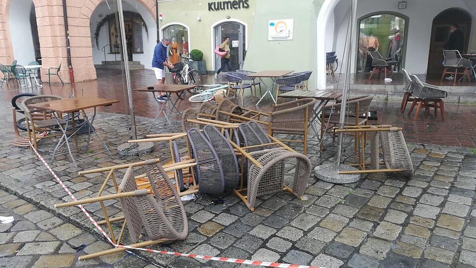 Ganz schöner Flurschaden: So sah es in der Landshuter Innenstadt aus, nachdem der kurze, aber heftige Sturm durchgezogen war. Ganz schöner Flurschaden: So sah es in der Landshuter Innenstadt aus, nachdem der kurze, aber heftige Sturm durchgezogen war.
