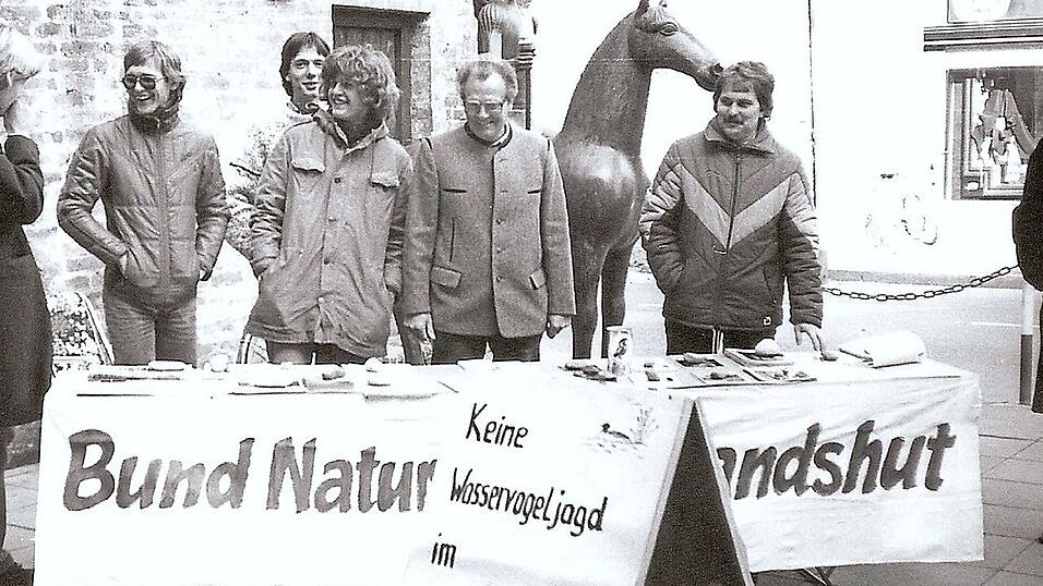 Mitglieder des Bund-Naturschutz am Infostand in Landshut 1982. Mitglieder des Bund-Naturschutz am Infostand in Landshut 1982.