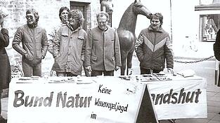 Mitglieder des Bund-Naturschutz am Infostand in Landshut 1982. Mitglieder des Bund-Naturschutz am Infostand in Landshut 1982.