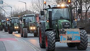 Mit Schleichfahrten und gezielten Blockadeaktionen von Straßen, bringen die Bauern ihre Unzufriedenheit auf die Straße. Vor allem das Hupen bringt mittlerweile aber Anwohner auf.