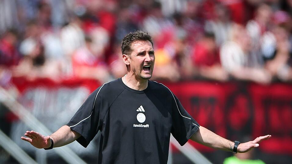 Miroslav Klose erlebt ein z&auml;hes Spiel seiner Mannschaft.