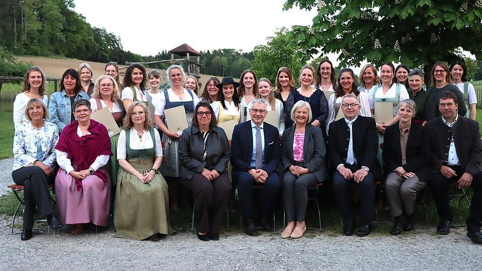 Die Absolventinnen der einsemestrigen Fachschule f&uuml;r Ern&auml;hrung und Haushaltsf&uuml;hrung bei der Abschlussfeier mit den Ehreng&auml;sten Franziska von Krezmar (vorne, v. l.), Karolin Aigner, Brigitte Eisgruber, Christa Salzberger, Landrat Werner Bumeder, Schulleiterin Rosemarie Thalhammer, AELF-Beh&ouml;rdenleiter Josef Eichenseer, Andrea Z&uuml;rcher-Seitz und zweiter B&uuml;rgermeister Josef Aigner
