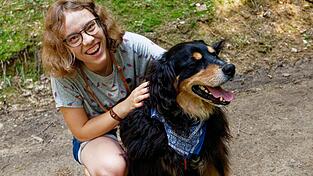 Unsere Autorin Anne mit dem Hund von Lenas Familie. Er war von Anbeginn der Freundschaft dabei.