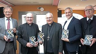 Verleger Fritz Pustet (von links), Dompropst Franz Fr&uuml;hmorgen, Bischof Rudolf Voderholzer, Oberb&uuml;rgermeister Thomas Burger und Domvikar Werner Schr&uuml;fer mit dem neuen Buch.