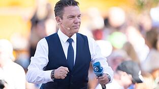Mit Krawatte und Lederhosen begr&uuml;&szlig;te Stefan Mross zahlreiche Freunde und Wegbegleiter in der Show.