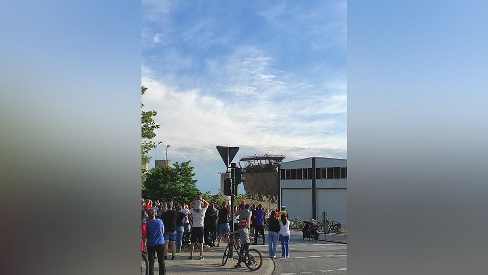 Rumms! Nachdem die Sprengladungen gez&uuml;ndet wurden, legte sich das alte Geb&auml;ude um und erzeugte eine gro&szlig;e Staubwolke.