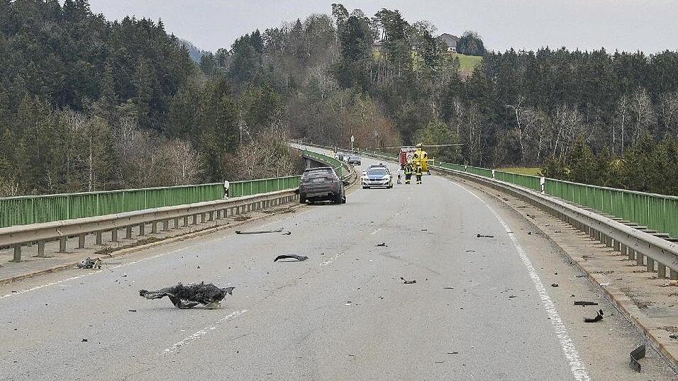 Bei einem Unfall auf der Staatsstraße 2622 in Hutthurm starb eine 59-jährige Frau, ein 55-Jähriger wurde schwer verletzt. Bei einem Unfall auf der Staatsstraße 2622 in Hutthurm starb eine 59-jährige Frau, ein 55-Jähriger wurde schwer verletzt.