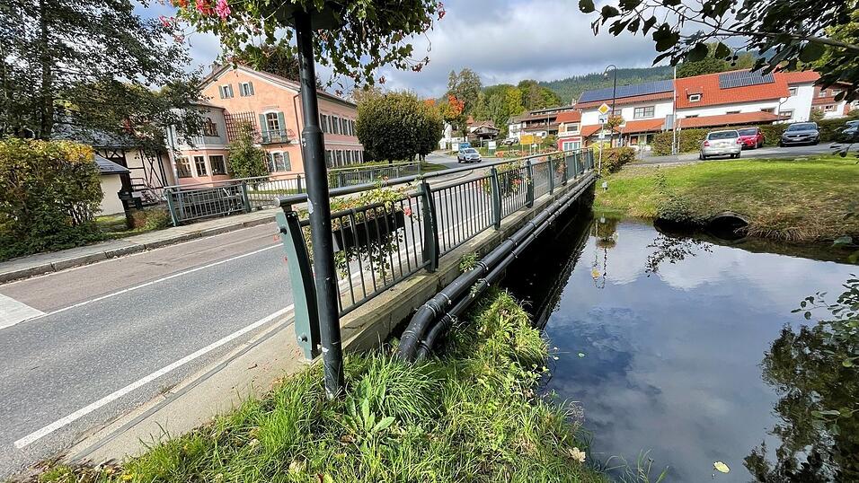 Es steht eine Sanierung der Brücke über den Triebwerkskanal in der Arberstraße in Höhe der Vorschaltampel an. Es steht eine Sanierung der Brücke über den Triebwerkskanal in der Arberstraße in Höhe der Vorschaltampel an.