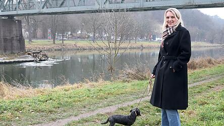 Patricia Steinberger geht gerne mit ihrer H&uuml;ndin an der Isar spazieren.