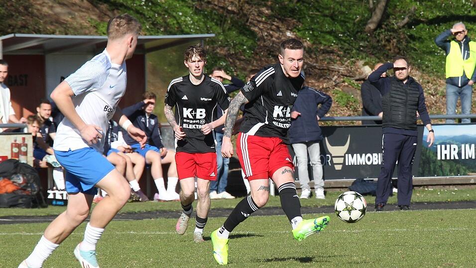 Die SpVgg Lam (in Schwarz) steigert sich nach der Pause und bricht den Widerstand des FC Teisbach prompt.