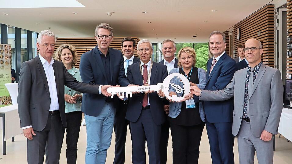 Im Foyer des neuen RUN-Zentrums bei der symbolischen Schlüsselübergabe: (von links) Karl Stock (Leiter Staatliches Bauamt), Wissenschaftsminister Markus Blume, Universitätspräsident Udo Hebel sowie Professor Rupert Huber (RUN, 2. von rechts). Im Foyer des neuen RUN-Zentrums bei der symbolischen Schlüsselübergabe: (von links) Karl Stock (Leiter Staatliches Bauamt), Wissenschaftsminister Markus Blume, Universitätspräsident Udo Hebel sowie Professor Rupert Huber (RUN, 2. von rechts).