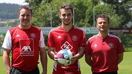 Neuzugang beim SV Geiersthal: Coach Albert Weindl (r.) und Spartenleiter Thomas Ketzer (l.) begrüßen Leon Stadler in Geiersthal.