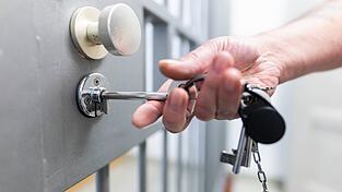 Die Suizid-Gefahr in Untersuchungshaft ist höher als im normalen Strafvollzug. In Landshut starben hinter verschlossenen Zellentüren im Jahr 2025 bereits zwei Menschen. Die Suizid-Gefahr in Untersuchungshaft ist höher als im normalen Strafvollzug. In Landshut starben hinter verschlossenen Zellentüren im Jahr 2025 bereits zwei Menschen.