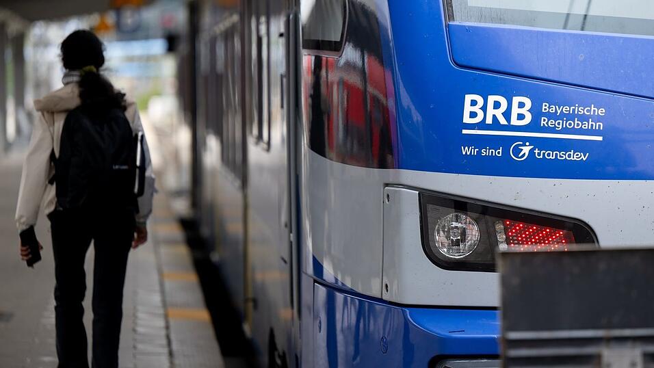 Die Bayerische Regiobahn muss zwischen Augsburg und Dasing weiterhin Schienenersatzverkehr anbieten, weil ein Teil der Strecke gesperrt bleibt. (Archivbild) Die Bayerische Regiobahn muss zwischen Augsburg und Dasing weiterhin Schienenersatzverkehr anbieten, weil ein Teil der Strecke gesperrt bleibt. (Archivbild)