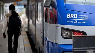 Die Bayerische Regiobahn muss zwischen Augsburg und Dasing weiterhin Schienenersatzverkehr anbieten, weil ein Teil der Strecke gesperrt bleibt. (Archivbild) Die Bayerische Regiobahn muss zwischen Augsburg und Dasing weiterhin Schienenersatzverkehr anbieten, weil ein Teil der Strecke gesperrt bleibt. (Archivbild)