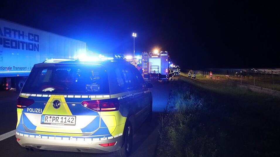 Bei einem schweren Unfall auf der A3 bei Barbing ist am Donnerstagabend ein junger Autofahrer t&ouml;dlich verungl&uuml;ckt. Sein Beifahrer wurde schwer verletzt.