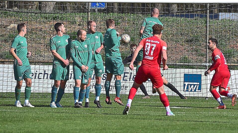 Andreas Wagner (Nr. 87.) schießt einen Freistoß, Gebenbachs Torwart Christoph Lindern kann nur abklatschen, Daniel Hofer (r.) staubt ab und es steht 1:0 für Hankofen. Andreas Wagner (Nr. 87.) schießt einen Freistoß, Gebenbachs Torwart Christoph Lindern kann nur abklatschen, Daniel Hofer (r.) staubt ab und es steht 1:0 für Hankofen.