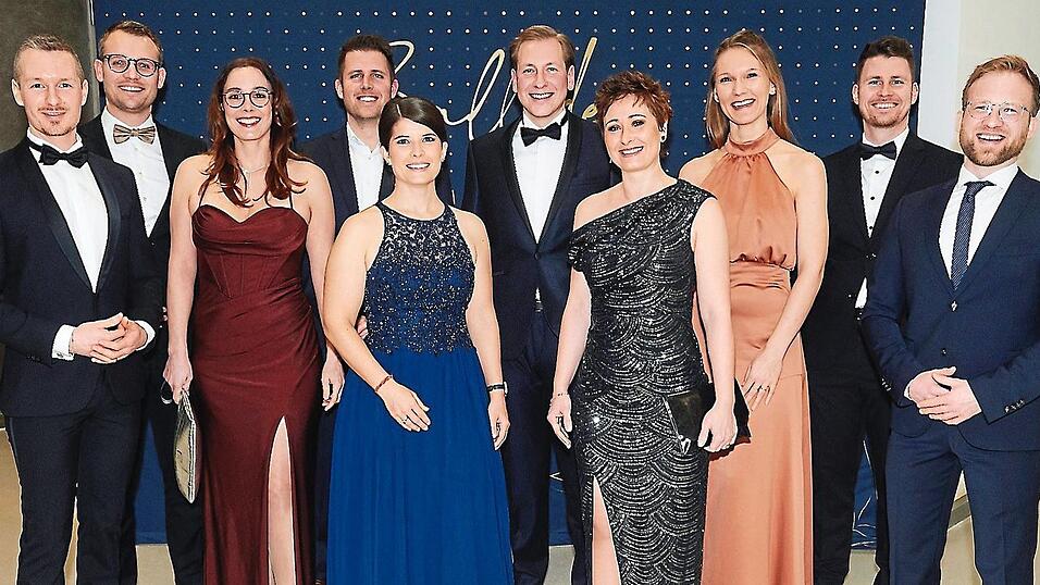 Der Vorstand der Wirtschaftsjunioren und das Ballorganisationsteam unter der Regie der Vorsitzenden Katharina Venus (blaues Kleid) zeichneten f&uuml;r den Ball verantwortlich.