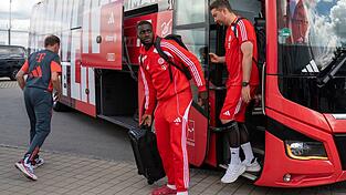 Für die Stars des FC Bayern wie Dayot Upamecano (m) steht jetzt Urlaub an.