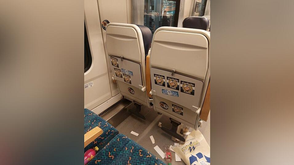 Anhänger des TSV 1860 München waren nach einer Auswärtsspiel-Niederlage in Regensburg wohl so frustriert, dass sie laut Polizei bei der Heimreise im Zug allerhand beschädigt haben. 