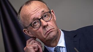 Klare Worte, keinen diplomatischen Floskeln: Kanzler Friedrich Merz (CDU) &auml;u&szlig;ert sich bei einem Treffen mit seinem niederl&auml;ndischen Amtskollegen zu den Forderungen von US-Pr&auml;sident Donald Trump nach Nato-Unterst&uuml;tzung zur Sicherung der Schifffahrt durch die Stra&szlig;e von Hormus.