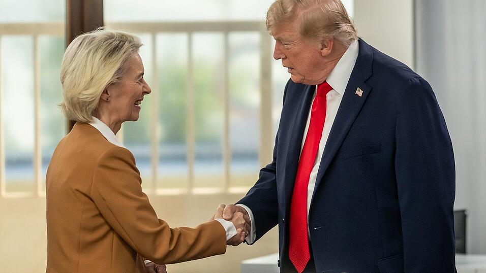 EU-Kommissionspräsidentin von der Leyen und US-Präsident Trump hatten sich im Sommer 2025 nach einem monatelangen Zollkonflikt auf eine Einigung verständigt. (Archivbild) EU-Kommissionspräsidentin von der Leyen und US-Präsident Trump hatten sich im Sommer 2025 nach einem monatelangen Zollkonflikt auf eine Einigung verständigt. (Archivbild)