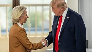 EU-Kommissionspr&auml;sidentin von der Leyen und US-Pr&auml;sident Trump hatten sich im Sommer 2025 nach einem monatelangen Zollkonflikt auf eine Einigung verst&auml;ndigt. (Archivbild)
