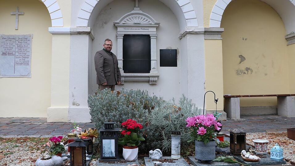 Stephan Zellner, Sachgebietsleiter f&uuml;r den Bereich des Bestattungswesens der Stadt Landshut, auf dem Hauptfriedhof