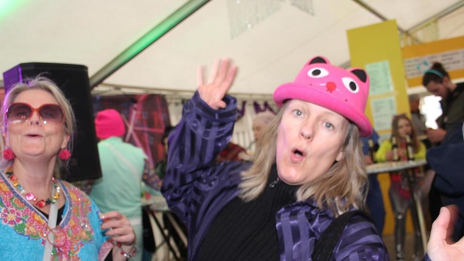 Viele Faschings-Fans haben sich am Samstag den Umzug in Langenbach angesehen. Viele Faschings-Fans haben sich am Samstag den Umzug in Langenbach angesehen.