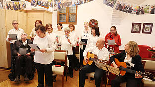Der Chor des Tageszentrums im Landshuter Netzwerk hatte unter Leitung von Christine Lohrey bewegende Lieder zum Abschied einstudiert.