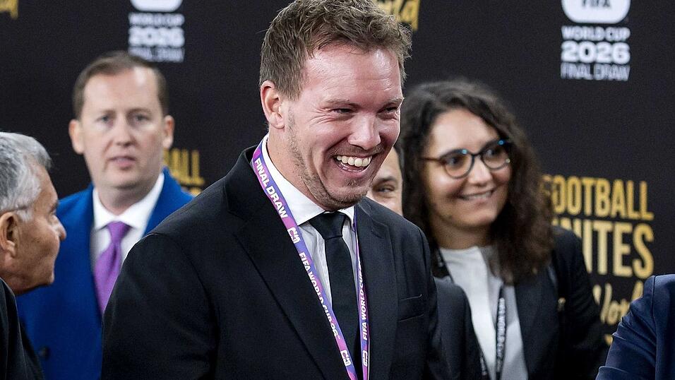 Julian Nagelsmann lacht auf seinem Weg zur Auslosung. Julian Nagelsmann lacht auf seinem Weg zur Auslosung.