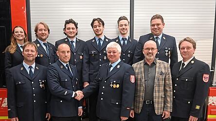 Die geehrten Feuerwehrleute und neu gew&auml;hlte Kommandanten. Hubert Krimmel &uuml;bergibt die Leitung der Feuerwehr an Benedikt Wildwasser.