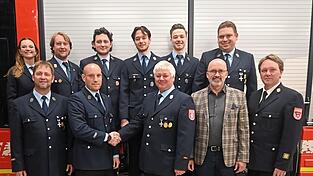 Die geehrten Feuerwehrleute und neu gew&auml;hlte Kommandanten. Hubert Krimmel &uuml;bergibt die Leitung der Feuerwehr an Benedikt Wildwasser.