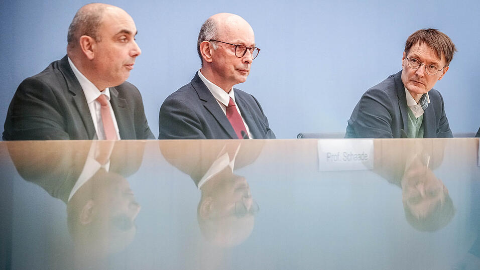 Gesundheitsminister Karl Lauterbach (r.) stellt gemeinsam mit dem RKI-Präsidenten Lars Schaade (l.) den künftigen Leiter des Bundesinstituts für Prävention und Aufklärung in der Medizin, Johannes Nießen, vor. Gesundheitsminister Karl Lauterbach (r.) stellt gemeinsam mit dem RKI-Präsidenten Lars Schaade (l.) den künftigen Leiter des Bundesinstituts für Prävention und Aufklärung in der Medizin, Johannes Nießen, vor.