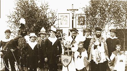 Darsteller des Englmarisuchens um 1900.