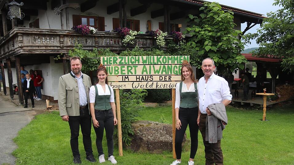 Bernhard Breitsameter, Waldprinzessin Lea Wex, Waldkönigin Patricia Vogl und Hubert Aiwanger (von links).