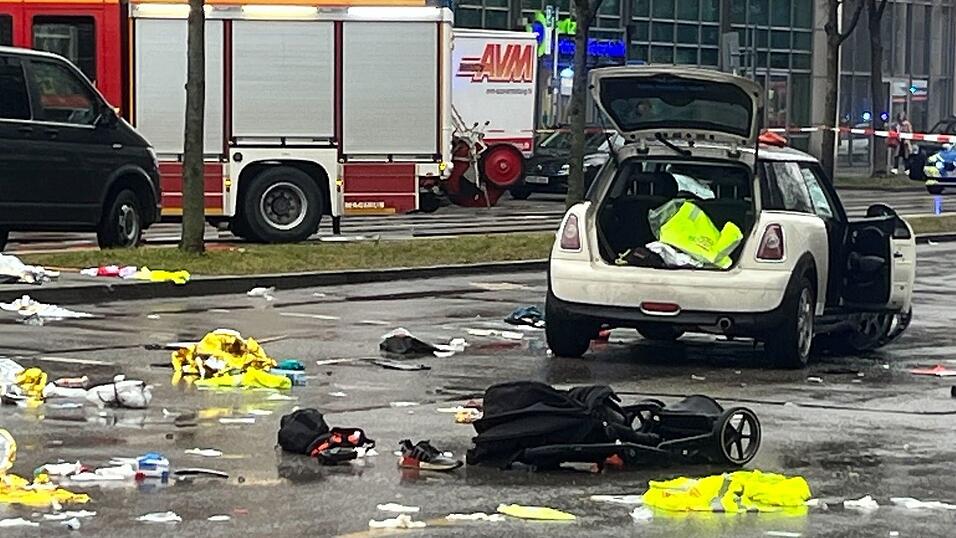 Der Kinderwagen vor dem Auto des T&auml;ters. (Archivbild)