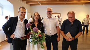 Das Ehepaar Fritz und Sara Albrecht (v.l.), B&uuml;rgermeister Hans Greil sowie Verleger Prof. Dr. Martin Balle