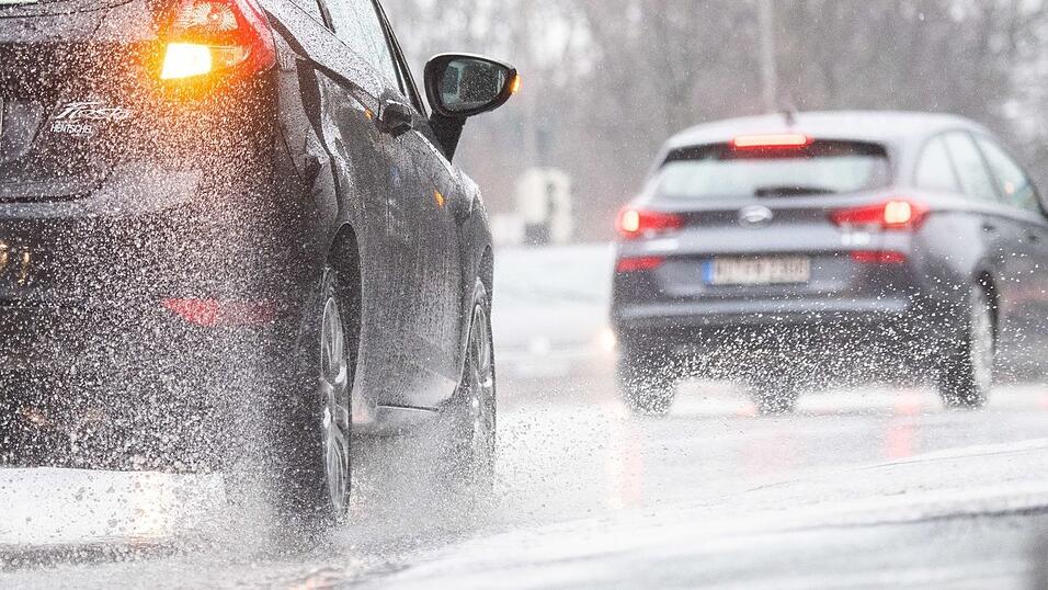 Laut Polizei kollidierten die Autos auf regennasser Fahrbahn mit dem Lastwagen. (Symbolbild) Laut Polizei kollidierten die Autos auf regennasser Fahrbahn mit dem Lastwagen. (Symbolbild)