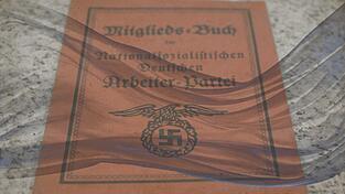 Unsere Autorin fragt sich: Wie steht es um die private Aufarbeitung der NS-Zeit? Sie findet: Der Zugang zur NSDAP-Mitgliedskartei&nbsp;sollte uns Anlass daf&uuml;r sein.&nbsp;