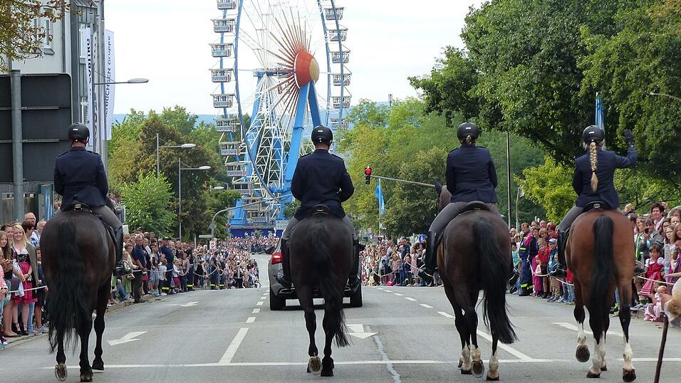 Der Volksfestauszug am Freitag leitet das diesjährige Gäubodenvolksfest ein. Auch in diesem Jahr dürfte die Polizei rund um den Festplatz wieder alle Hände voll zu tun haben.