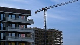 In Bayern stornierten Unternehmen nun 2.000 Wohnungen. Auch Sanierungen liegen auf Eis. (Symbolbild)