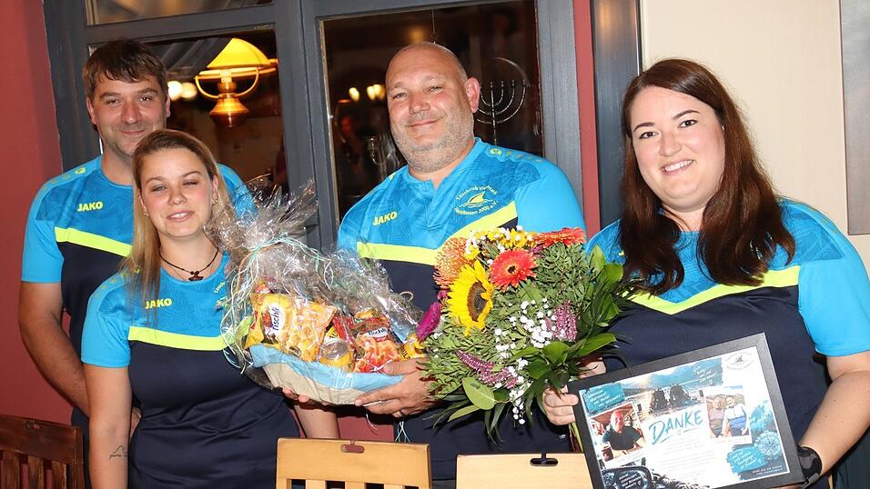 Mit Geschenken überraschten Franz Pfeffer (v. l.) und Kathi Ebner die ausgeschiedenen Vorstandsmitglieder Markus Englmeier und Christina Hastreiter. Mit Geschenken überraschten Franz Pfeffer (v. l.) und Kathi Ebner die ausgeschiedenen Vorstandsmitglieder Markus Englmeier und Christina Hastreiter.
