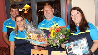 Mit Geschenken überraschten Franz Pfeffer (v. l.) und Kathi Ebner die ausgeschiedenen Vorstandsmitglieder Markus Englmeier und Christina Hastreiter. Mit Geschenken überraschten Franz Pfeffer (v. l.) und Kathi Ebner die ausgeschiedenen Vorstandsmitglieder Markus Englmeier und Christina Hastreiter.