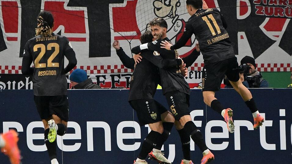 Der VfB Stuttgart jubelt mit Torschütze Atakan Karazor über den Pokalsieg in Mainz. Der VfB Stuttgart jubelt mit Torschütze Atakan Karazor über den Pokalsieg in Mainz.