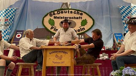 Fingerhakeln ist eine Randsportart, die vor allem in Bayern, &Ouml;sterreich und der Schweiz seit Jahrzehnten Kultcharakter besitzt.
