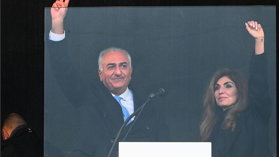 Jubel gab es f&uuml;r Reza Pahlavi, den Sohn des gest&uuml;rzten iranischen Schahs Mohammad Reza Pahlavi, der zusammen mit seiner Frau Yasmine bei der Gro&szlig;-Demonstration auf der Theresienwiese in M&uuml;nchen auftrat.