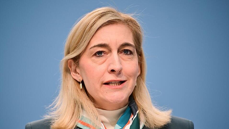 &laquo;Wir haben ein Milliardenloch in der gesetzlichen Krankenversicherung, und wenn wir das jetzt nicht schlie&szlig;en und wenn wir nichts gegen die steigenden Beitr&auml;ge tun, dann haben alle h&ouml;here Belastungen&raquo;, sagte Warken. (Archivbild)